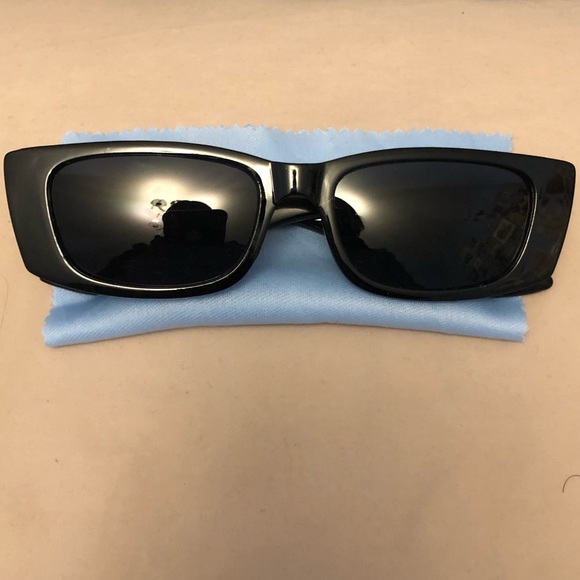 Trendy Sunnies - Picture 2 of 3